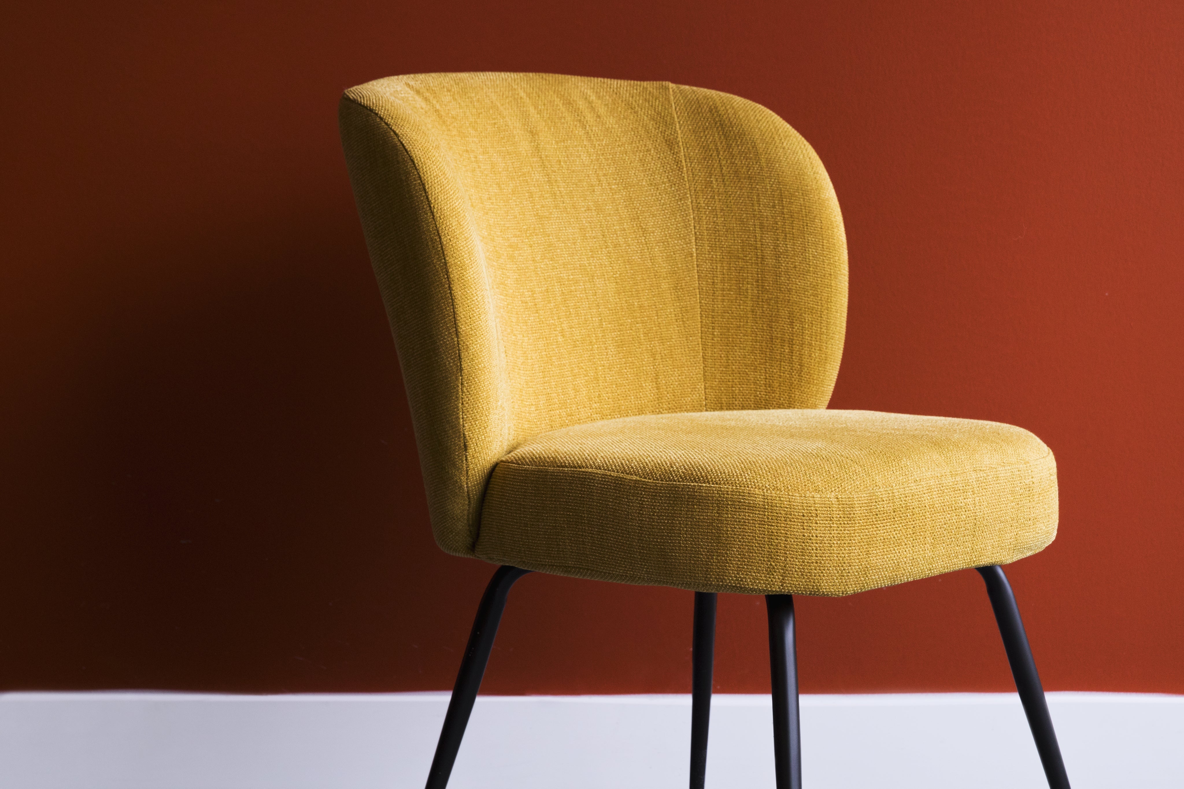 How Many Yards of Fabric do I Need to Reupholster a Dinning Chair?